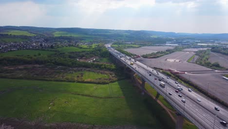 Statische-Drohnenaufnahme-Mit-Blick-Nach-Süden-über-Den-Fluss-Avon,-Darunter-Der-Geschäftige-Verkehr-Auf-Der-Autobahn-M5-Mit-Portbury-Und-Pill-In-Der-Ferne