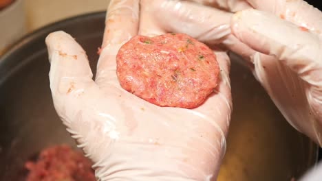 la preparación de albóndigas de carne