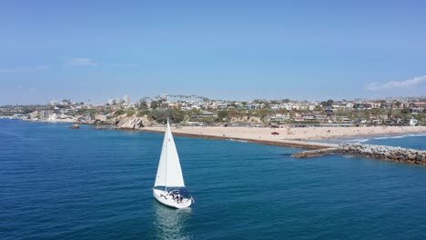 Velero-En-Aguas-De-La-Bahía-De-La-Península-De-Balboa-En-Newport-Beach,-California