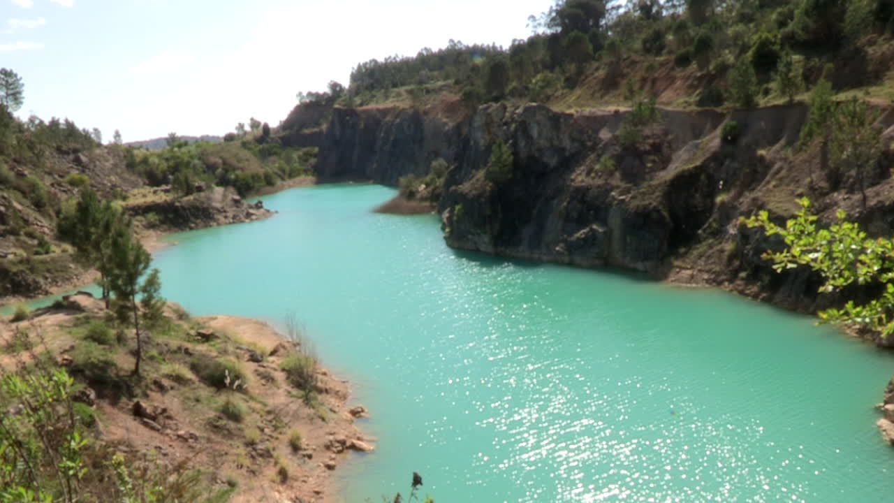 포르투갈 피게이라 다 포스 시에 있는 마이오르카의 오래된 채석장에 있는 석호의 이미지