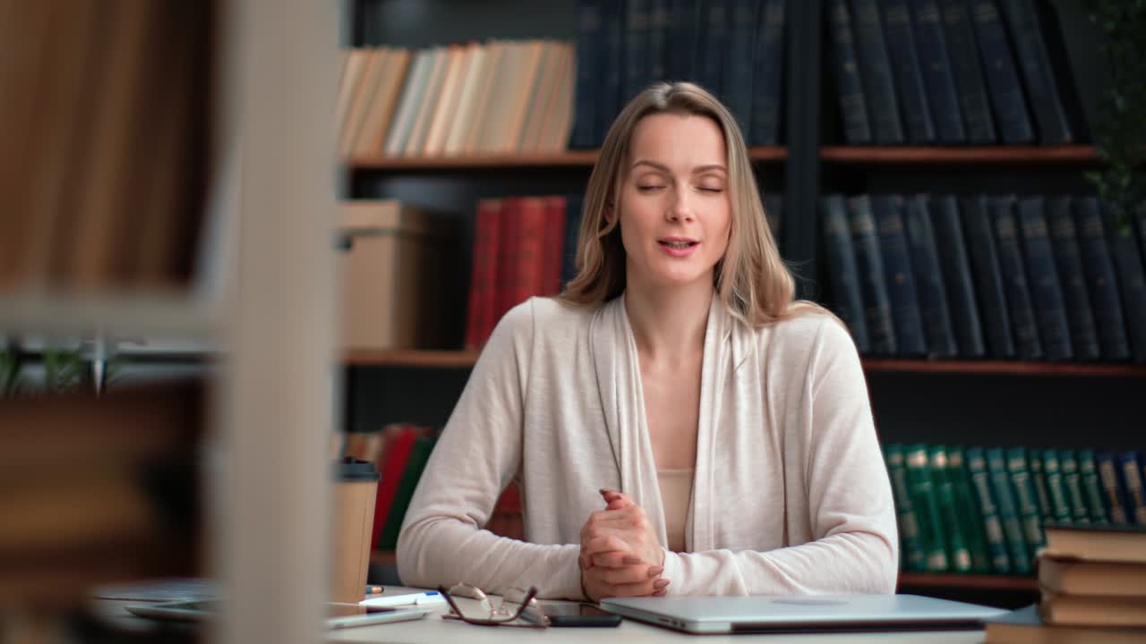 retrato mujer amigable literatura negocio blogger hablando rodaje video en el lugar de trabajo de la biblioteca