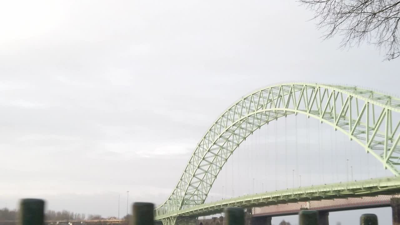runcorn silver jubilee bridge 시차 통과 철 공원 난간 뒤 - waterfront promenade tree green space
