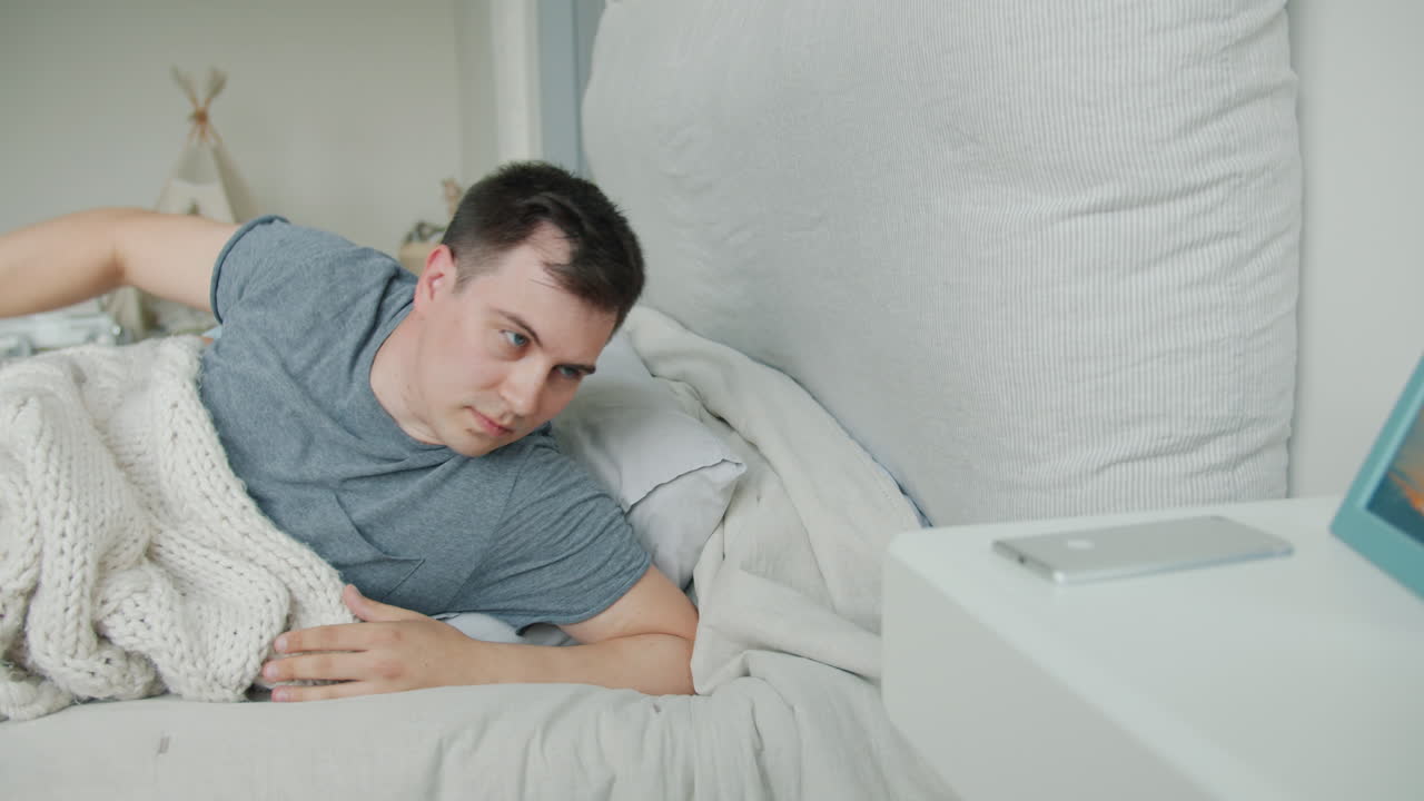 침대에서 깨어나는 남자