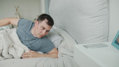 hombre despertando en la cama