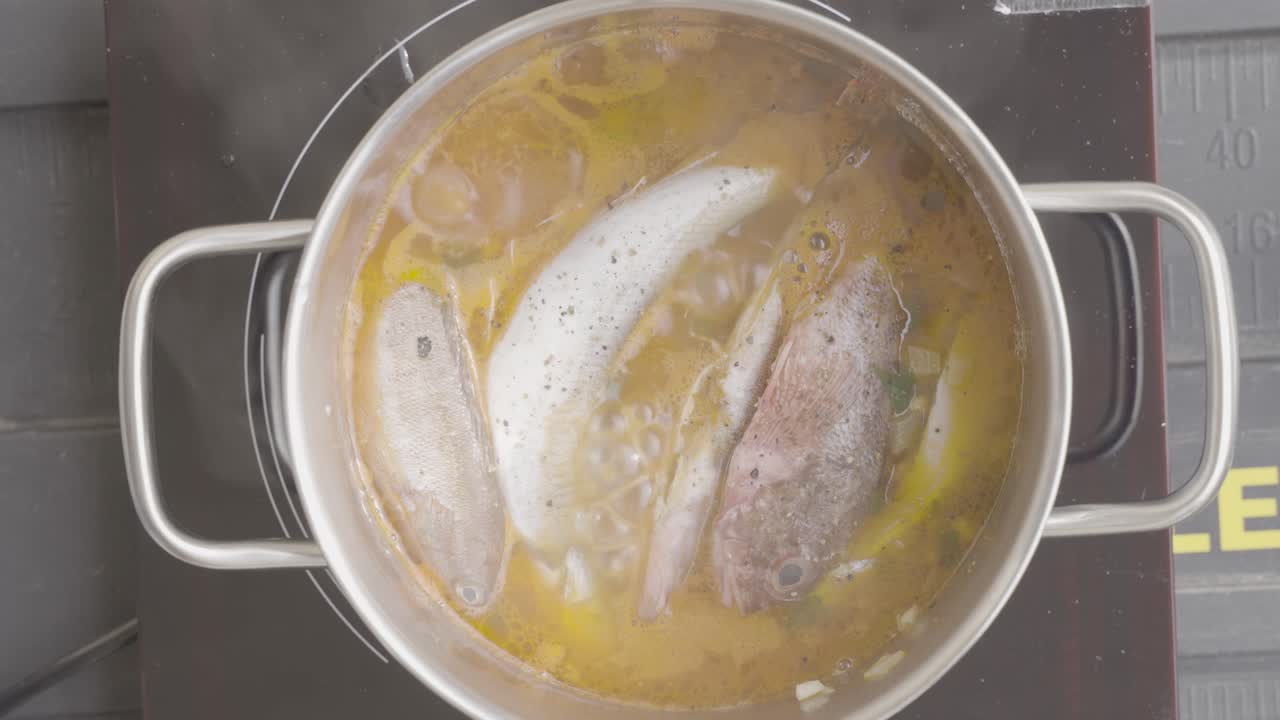 el pescado se está cocinando. vídeo para cocinar