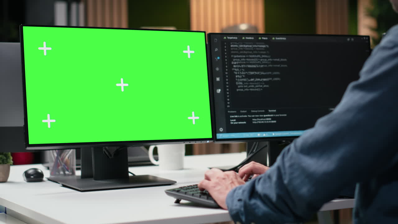 Programmerare som skriver på tangentbord med grönskärmsmonitor på kontor