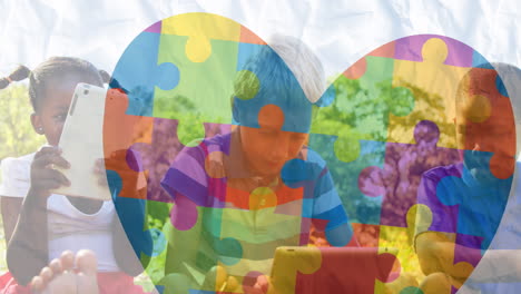 animación de coloridas piezas de rompecabezas corazón sobre niños jugando felices