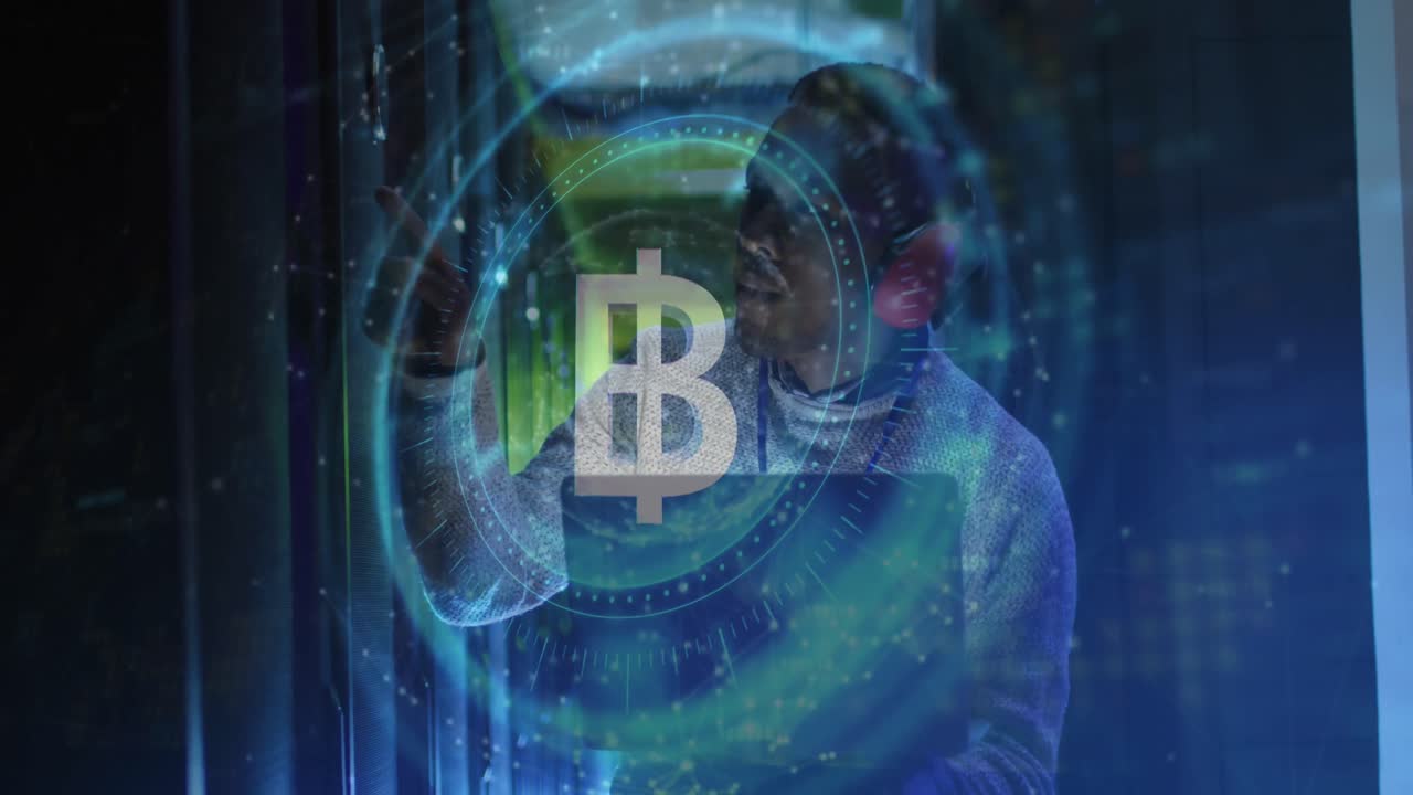 animación de bitcoin cantando sobre un hombre afroamericano usando auriculares en la sala del servidor