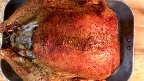 Gran-Pavo-Asado-De-Aspecto-Delicioso-Sentado-En-Una-Sartén-Sobre-Un-Bloque-De-Corte