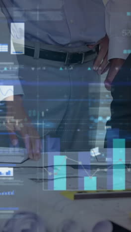 animación de estadísticas y procesamiento de datos financieros sobre arquitectos con planes en reunión