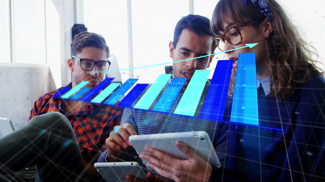 animación del procesamiento de datos financieros sobre diversas personas de negocios en la oficina