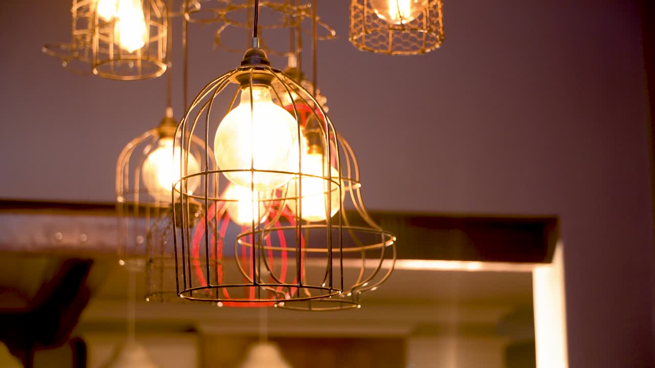 커피 ⁇ 의 천장에서 매달려 있는 멋진 불빛