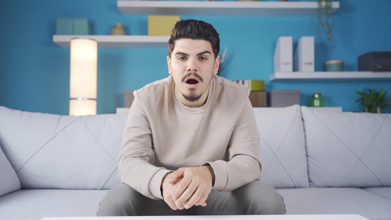 el hombre que dice wow con asombro mira a la cámara.