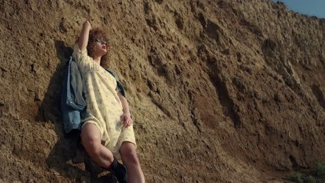 Modelo-Atractivo-Posando-Apoyado-En-Sand-Hill-Con-Gafas-De-Sol.-Mujer-De-Pie.