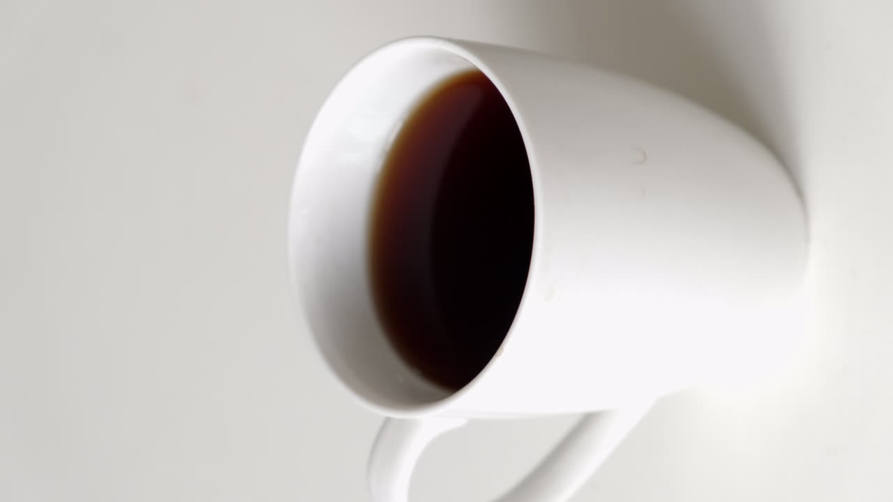 café negro en una taza blanca aislada de fondo blanco