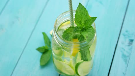 limonada refrescante en la mesa azul