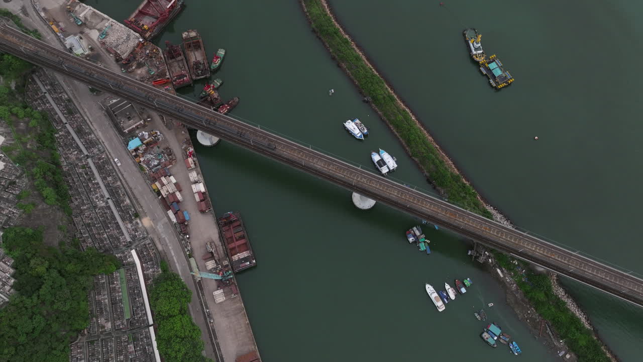 kwai chung에서 tsing yi까지 다리 위를 달리는 mtr 열차