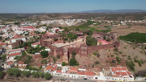 Vista-De-Los-Edificios-De-La-Ciudad-De-Silves-Con-El-Famoso-Castillo-Y-La-Catedral,-Región-Del-Algarve,-Portugal