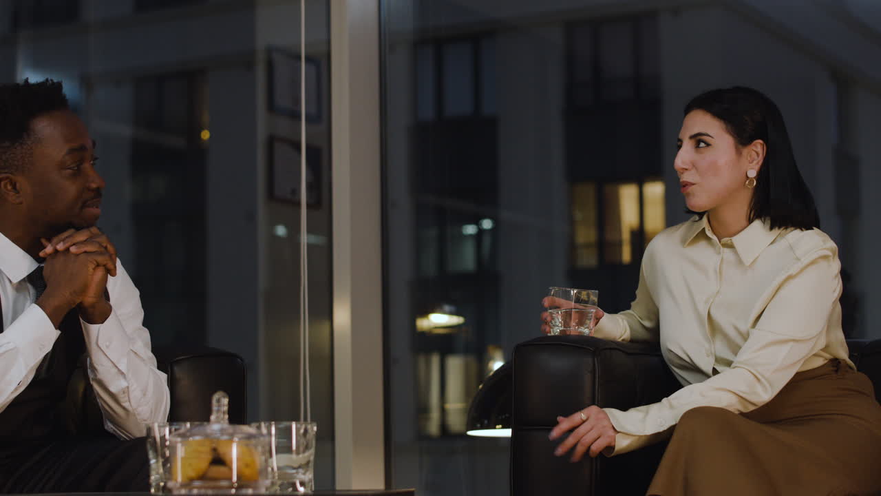 рабочие в офисе по ночам.