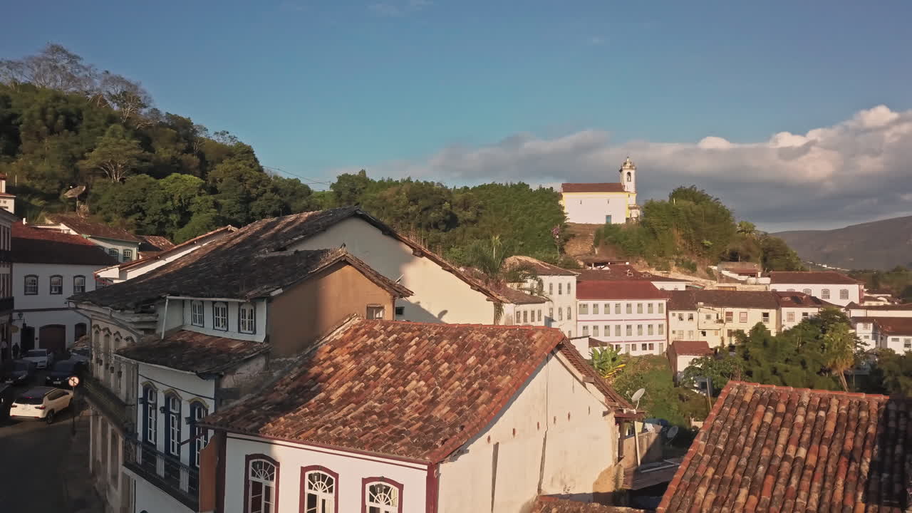 Ripresa aerea sopra il sito Patrimonio dell'UNESCO di Ouro Preto, Brasile