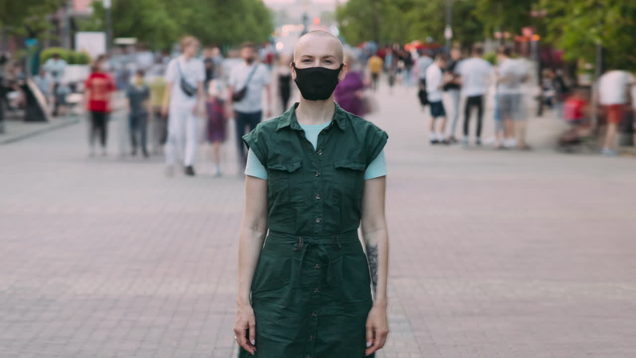 mujer con máscara en la calle de la ciudad