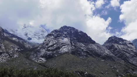 伊蘭加努科湖,雪覆蓋的胡阿斯卡蘭山,安卡什,秘魯 - uhd