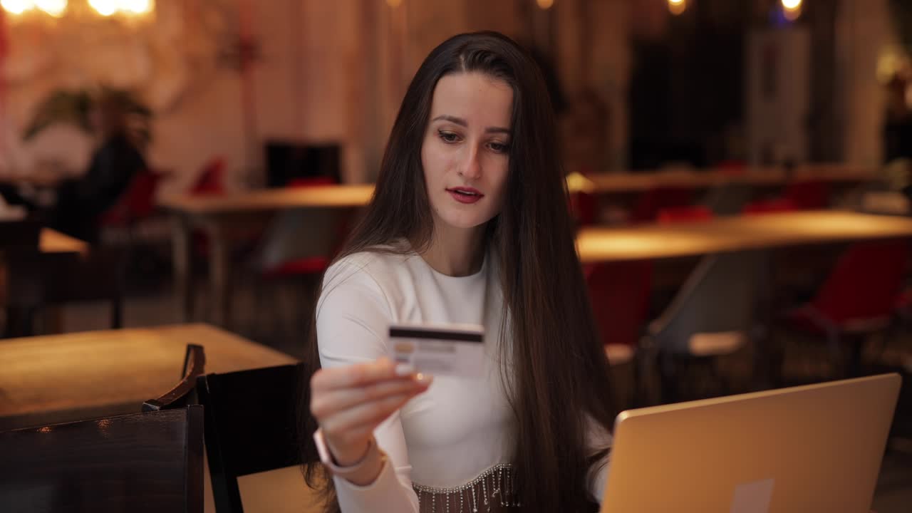 mujer bonita comprando en línea con tarjeta de crédito