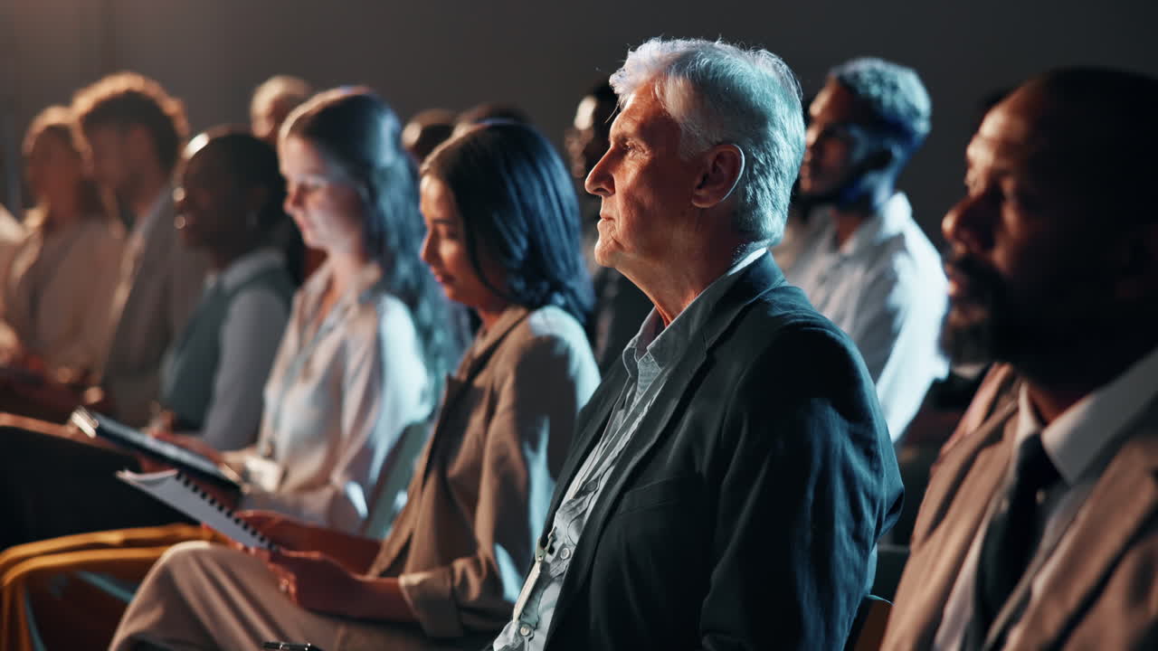 비즈니스 컨퍼런스 참석자 들 이 메모 를 취하고 있다