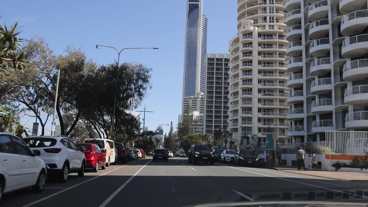 coches y peatones navegando a través de una intersección de la ciudad