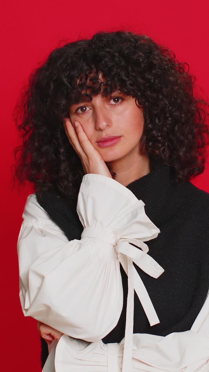 mujer joven cansada expresión aburrida agotada de la historia tediosa no está interesada en la conversación de comunicación