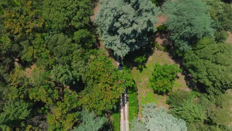 Vista-Aérea-Del-Coche-En-El-Camino-Forestal-Cerca-Del-Castillo-De-Pouzilhac.