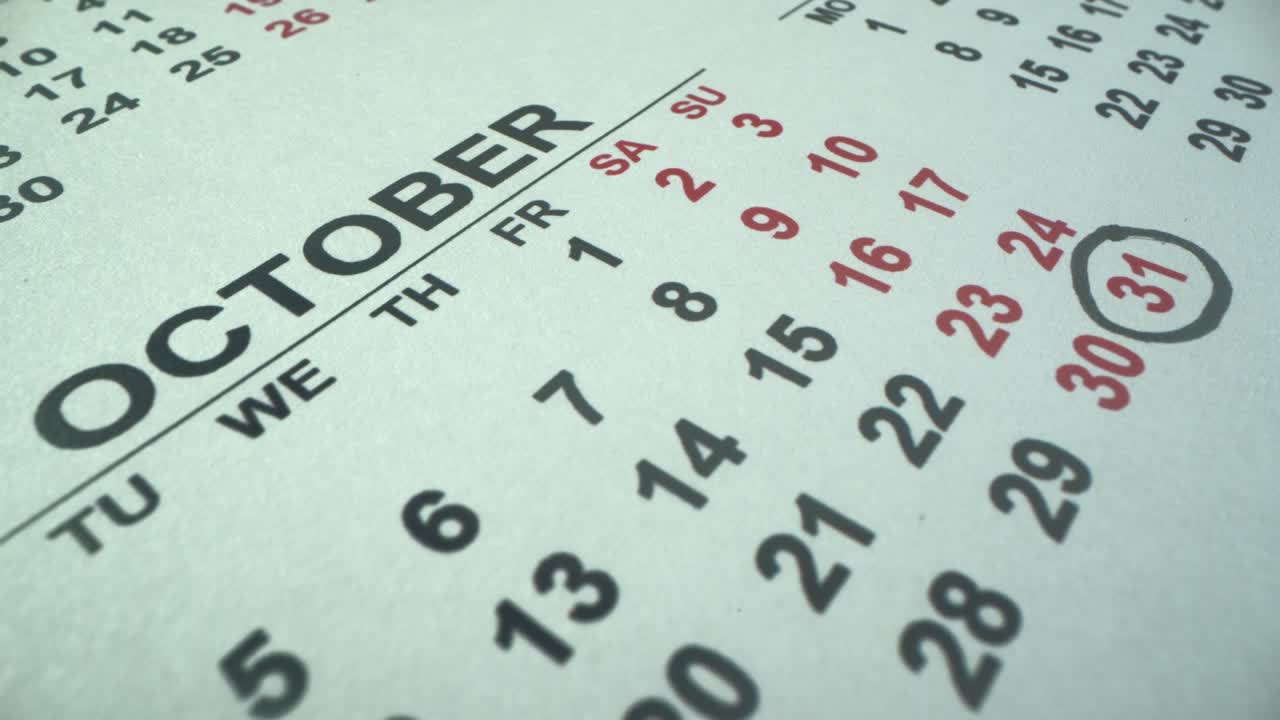 2022 año calendario. fecha de marca de mano masculina 31 de octubre halloween. gran fiesta en estados unidos y en todo el mundo. macro shot