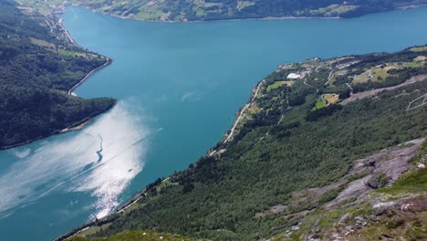 마운트 호벤 로엔 노르피요르드(mount hoven loen nordfjord)의 환상적인 전망 - 노르피요르드와 가파른 산허리를 드러내기 위해 왼쪽과 아래로 패닝하기 전에 산 정상에 있는 로엔 스카이리프트 돛대를 바라보고 있습니다.