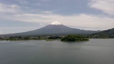 amplia imagen aérea del icónico y majestuoso volcán monte fuji con un paisaje pintoresco, el lago kawaguchi y el pico cubierto de nieve en fuji, japón