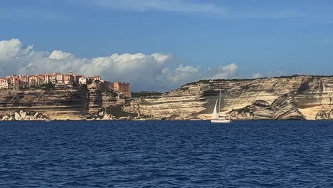 Velero-Navega-A-Lo-Largo-De-La-Costa-De-La-Isla-Francesa-De-Córcega