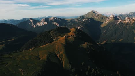 Bauerndorf-Auf-Dem-Berg-In-Den-Französischen-Alpen