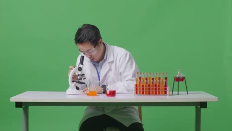 científico observando la muestra bajo el microscopio
