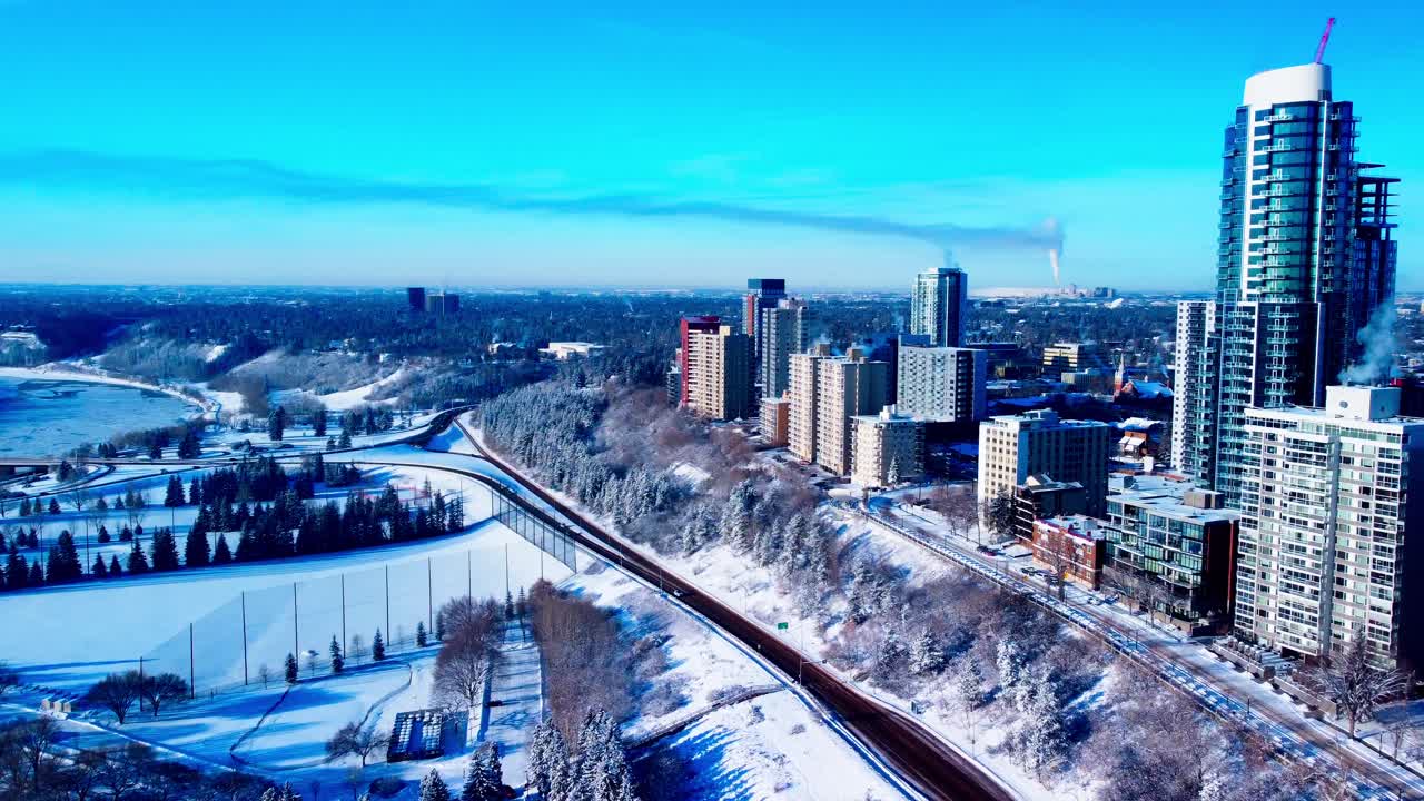giro aéreo de invierno con vista cubierto de nieve congelado sobre árboles rivers edge victoria park en las propiedades inmobiliarias más lucrativas en el centro de edmonton west side 100 ave sobre victoria park road nw l1-2