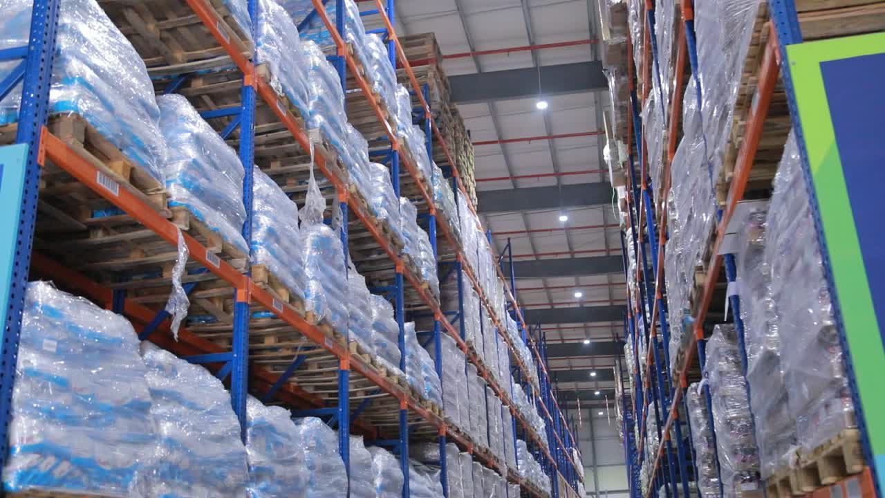 amplia para almacén una instalación de almacenamiento de mercancías y productos, con estanterías, que proporciona un entorno seguro con muelles de carga para operaciones de carga y descarga sin problemas