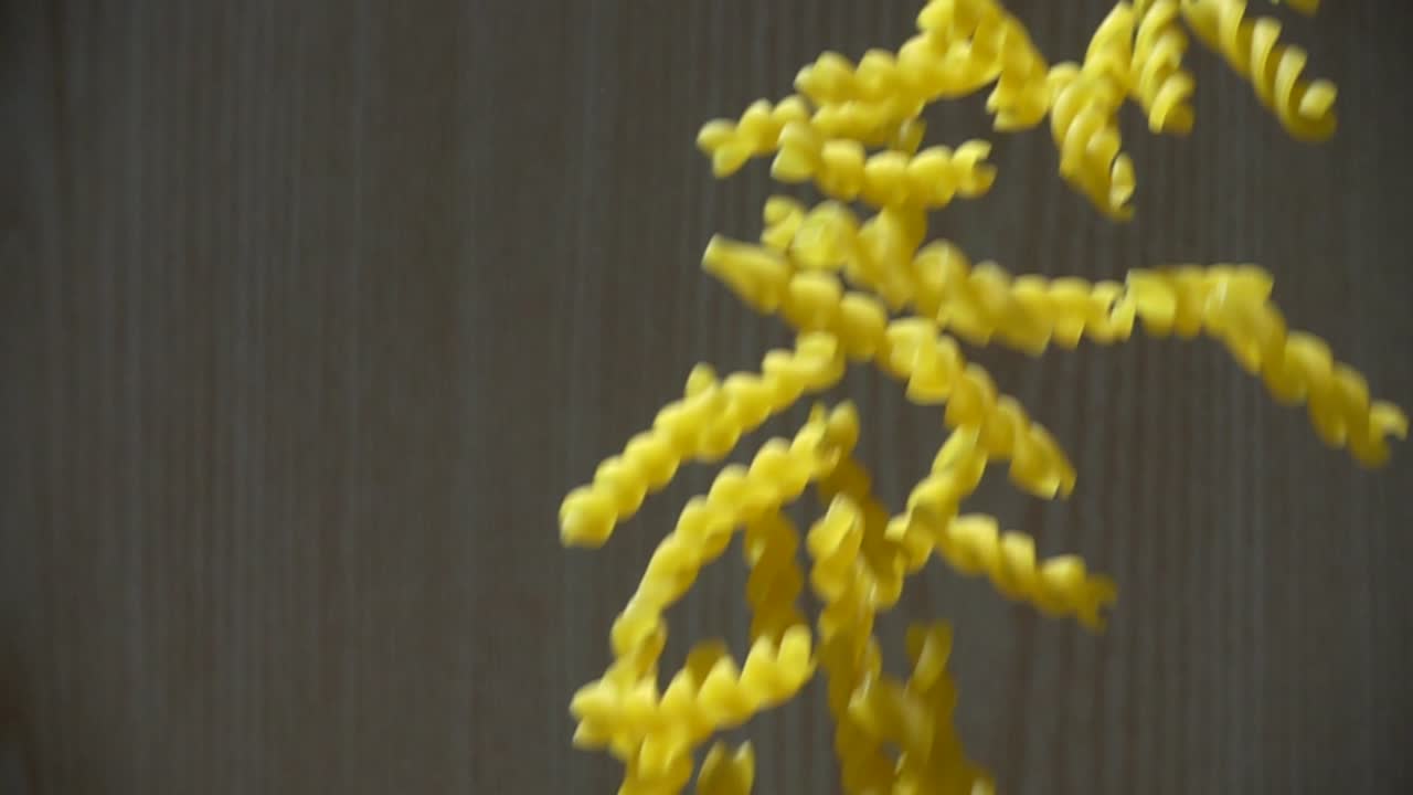 落ちるフジッリパスタ。スローモーション。