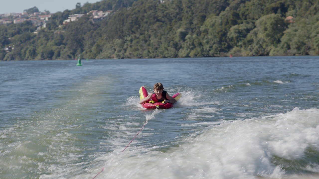 강 에 있는 아이 의 물 튜브