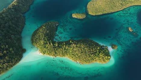 Excelente-Toma-Aérea-A-Vista-De-Pájaro-De-Las-Islas-Wayag,-Raja-Ampat,-Indonesia