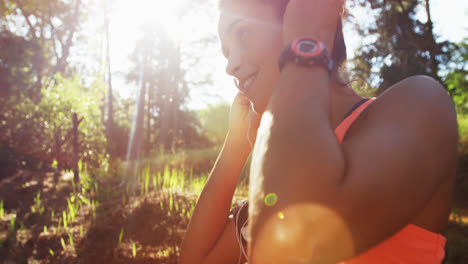 mujer deportista escribiendo en su teléfono móvil antes de correr
