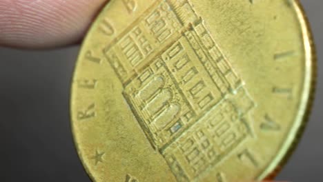 primer plano de monedas muy antiguas
