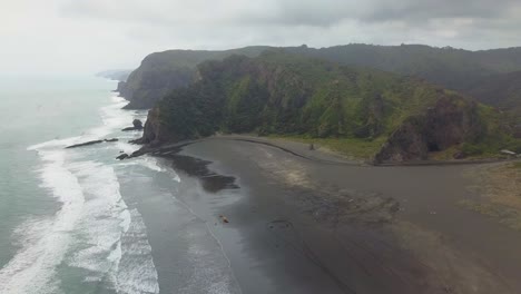 Vista-Aérea-Del-Extremo-De-La-Bahía-De-La-Unión-De-La-Playa-De-Karekare-En-Nueva-Zelanda