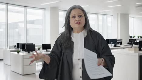 una abogada india de alto rango luchando por el caso.