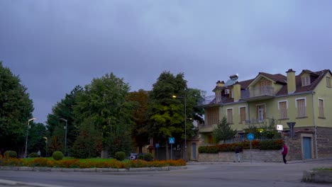 Stille-Straße-In-Der-Stadt-Korca-In-Albanien-Mit-Traditionellen-Häusern-Und-Parkblumen-Am-Morgen