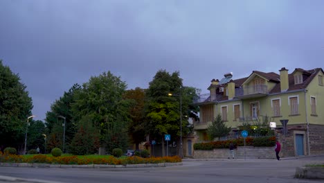 Calle-Silenciosa-En-La-Ciudad-De-Korca-En-Albania-Con-Casas-Tradicionales-Y-Flores-De-Parque-Por-La-Mañana