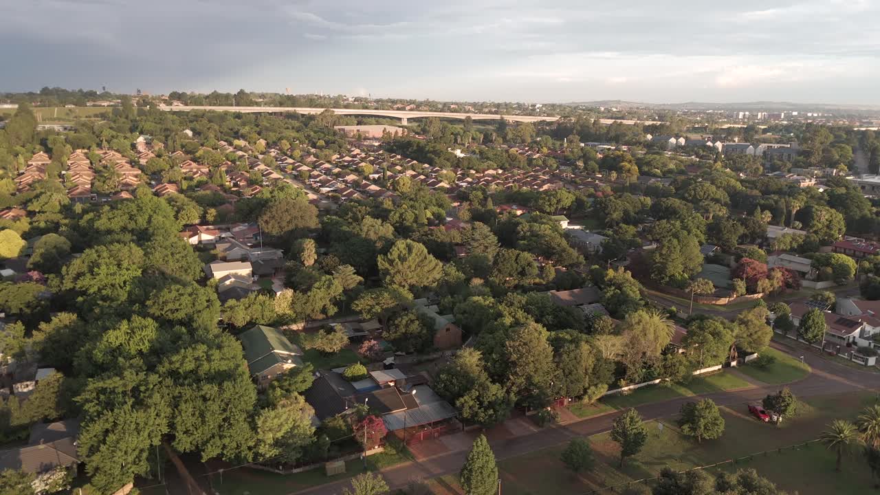 vista panorámica desde un avión no tripulado sobre el área con casas adosadas en centurion, sudáfrica