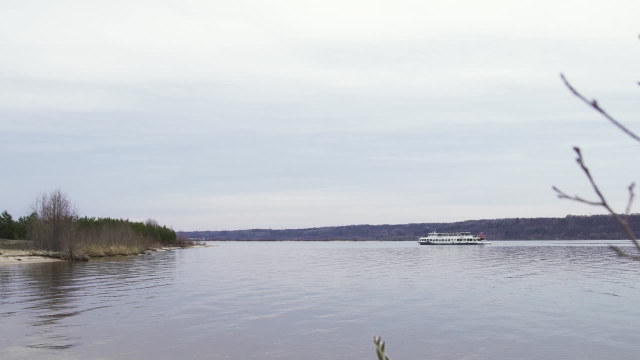 페리 를 타고 있는 강 장면